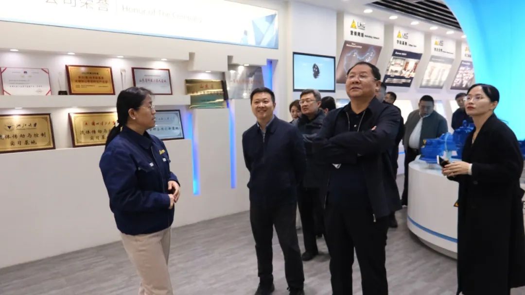 區(qū)委統(tǒng)戰(zhàn)部副部長郭可超一行蒞臨力克川液壓參觀指導2.jpg